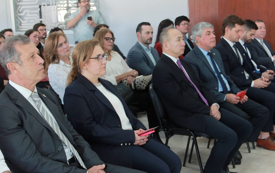 La decana Andrea Galiana participó de un conversatorio con representantes de la Embajada China